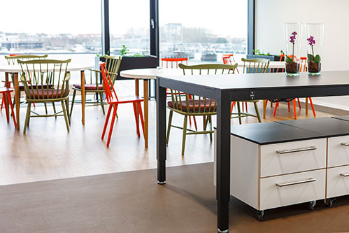 Ropox height-adjustable table, colourful chairs, panoramic view