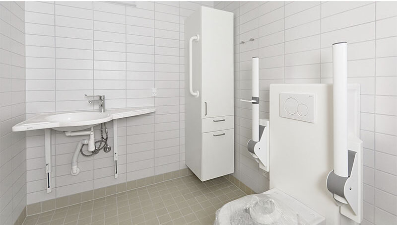 Accessible bathroom at Jægersborghave with ROPOX SupportLine washbasin and toilet lifter